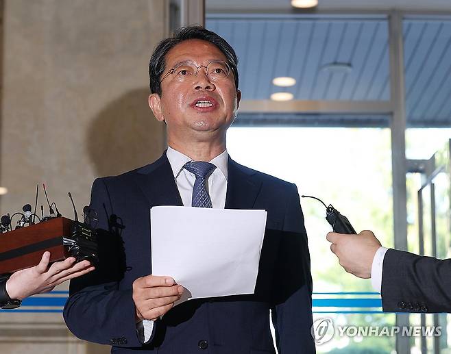 의혹 해명하는 김승원 법무장관 후보자 (서울=연합뉴스) 이지은 기자 = 김승원 법무부 장관 후보자가 7일 서울 종로구 적선현대빌딩에 마련된 인사청문회 준비 사무실로 출근, 입장을 밝히고 있다. 2026.9.7 jieunlee@yna.co.kr