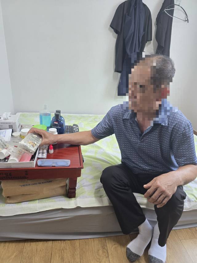 단칸방 침대에 걸터앉은 한형석(가명·63)씨가 매일 복용해야 하는 우울증 치료제 등 약을 살펴보고 있다. 옷가지 몇 벌만 걸린 작은 방에서 약에 의지해 하루하루를 버티고 있지만, 형석씨는 "몸만 괜찮아지면 다시 일을 하고 싶다"며 자신의 힘으로 삶을 일으켜 세우겠다는 희망을 놓지 않고 있다. 김우정 기자