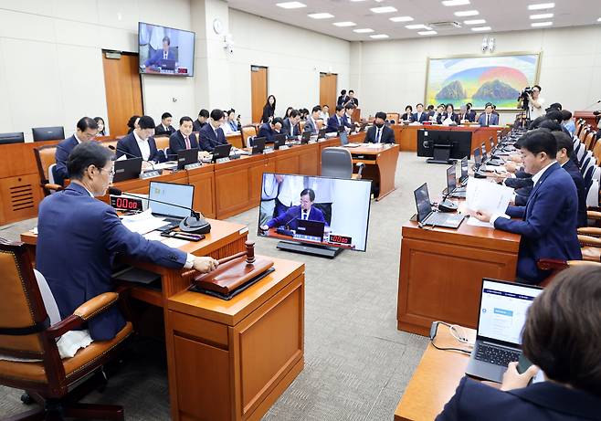 유동수 국회 정무위원회 위원장이 지난 3일 여의도 국회에서 정무위원회 전체회의를 주재하고 있다. (사진=뉴시스)