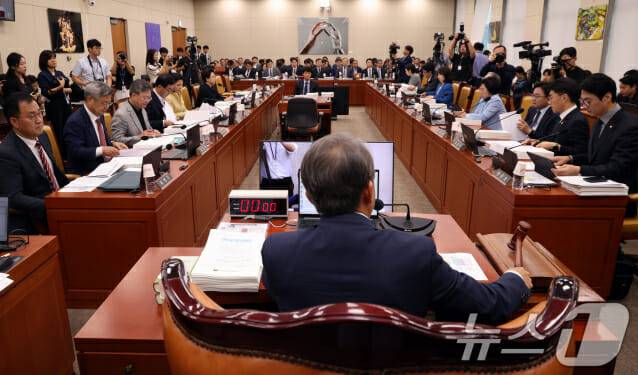 송기헌 과방위원장이 8일 서울 여의도 국회에서 열린 과학기술정보방송통신위원회 전체회의에서 의사봉을 두드리고 있다. 2026.9.8 (사진=뉴스1)