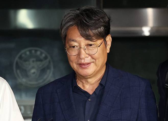 주식 차명거래 의혹이 제기된 이춘석 무소속 의원이 지난해 8월 새벽 서울 마포구 서울경찰청 금융범죄수사대에서 조사를 마친 뒤 나서고 있다./뉴스1