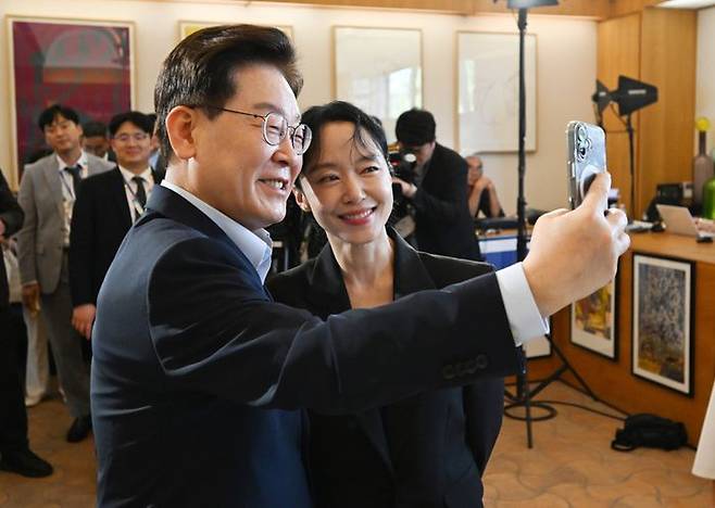 이재명 대통령이 7일(현지 시간) 프랑스 생폴드방스 마그 재단 부티크룸에서 열린 영화인과의 대화에서 배우 전도연과 사진을 찍고 있다. ⓒ뉴시스