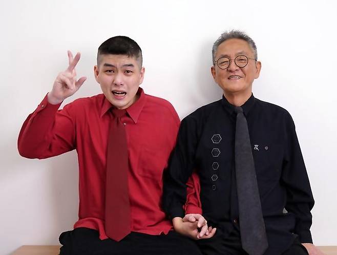 중증 자폐가 있는 아들을 홀로 키운 ‘피터팬 아빠’ 전경철 작가(오른쪽)와 아들 제원 씨. 문학동네 제공