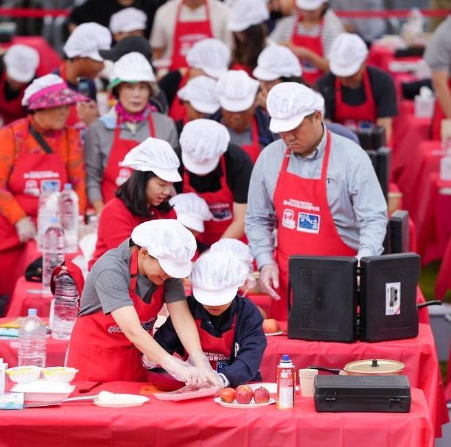 전북 장수군이 개최한 한우랑사과랑축제에 참여한 가족들이 장수 한우와 사과 등을 이용한 ‘레드푸드 요리 만들기’ 체험을 하고 있다. 장수군 제공