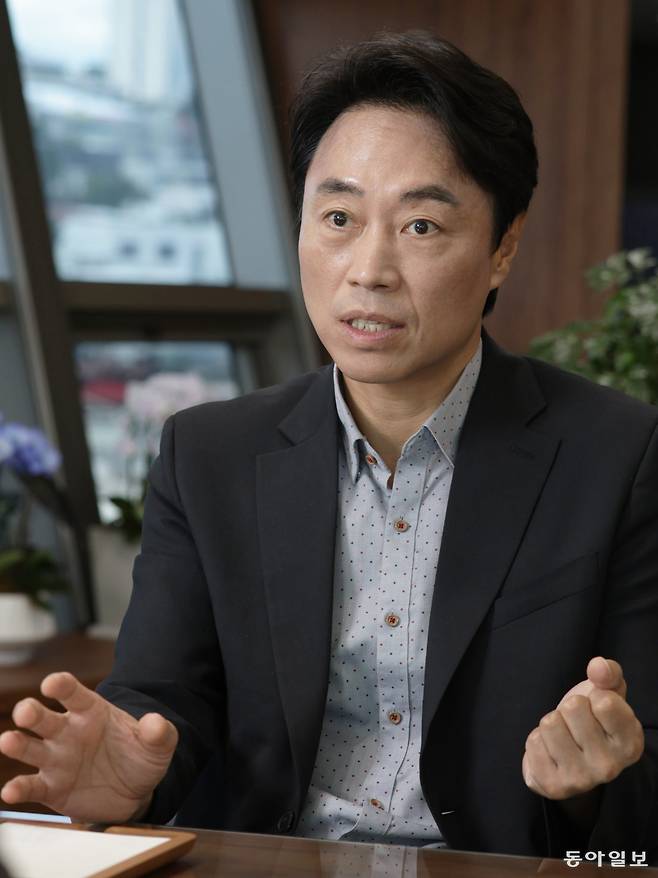 김경대 서울 용산구청장이 지난달 25일 구청 집무실에서 진행한 동아일보와의 인터뷰에서 ‘용산공원 개발’ 등 구정 현안에 대한 입장을 밝히고 있다. 변영욱 기자 cut@donga.com