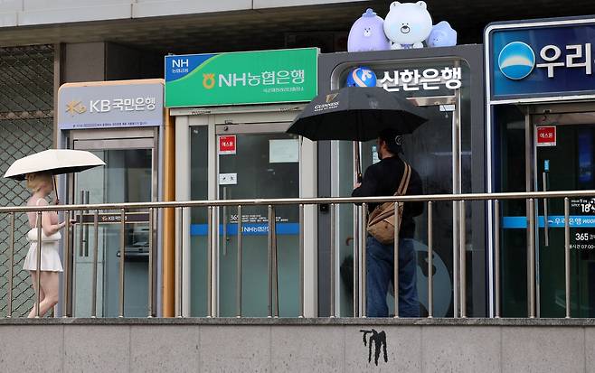 사진은 17일 서울 시내 시중은행 ATM 기기 모습. 뉴시스