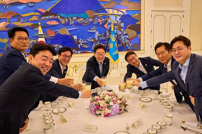 이재명 대통령이 지난달 19일 오후 청와대 본관에서 김민석 더불어민주당 신임 당 대표와 8·17 전당대회 당대표 경쟁 후보였던 정청래 전 대표, 송영길 의원 등과 만찬을 하며 건배를 하고 있다. 왼쪽부터 시계방향으로 강훈식 비서실장, 송 의원, 김 신임 대표, 이 대통령, 한병도 원내대표, 정 전 대표, 홍익표 정무수석. 청와대 제공