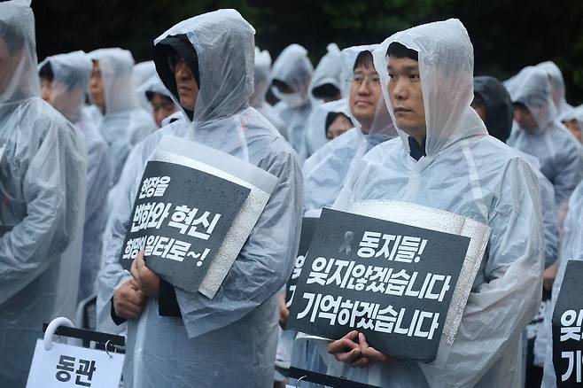 74명의 사상자를 낸 안전공업 화재 발생 두 달이 지난 5월 20일 오후 비가 내리는 대전 대덕구 문평동 안전공업 본사에서 노사합동 추모제가 열리고 있다. 연합뉴스
