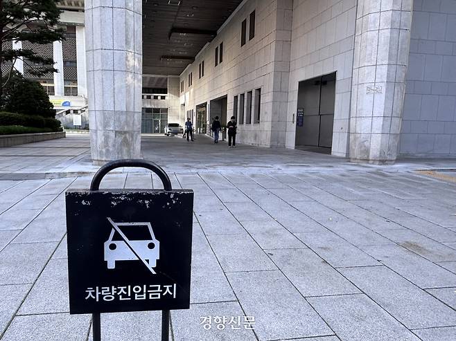 차량 진입 금지 푯말이 설치돼 있는 서울 종로구 세종문화회관 사무동 뒷편에 7일 안호상 세종문화회관 사장의 차량이 주차돼 있다. 임주영 기자