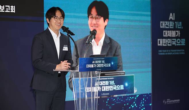 하정우 국가인공지능전략위원회 상근부위원장이 8일 서울 중구 위원회 사무실에서 열린 1주년 성과보고회에서 인사말을 하고 있다. 연합뉴스