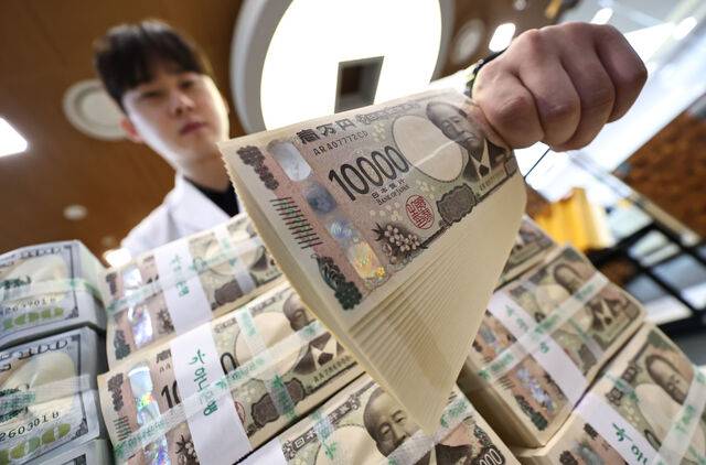 엔화 가치가 계속해서 떨어지면서 역대급 엔저 현상이 지속되고 있는 3일 서울 중구 하나은행 위변조대응센터에서 직원이 엔화와 달러를 정리하고 있다. 연합뉴스