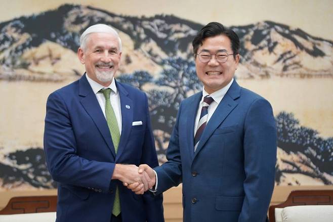 박찬대 인천시장 당선인이 2026년 6월24일 G타워 32층 당선인실에서 숌비 샤프(Shombi Sharp) 유엔 아시아·태평양경제사회위원회(ESCAP) 부사무총장을 만나 기념촬영을 하고 있다. 민선 9기 인천시장직 인수위원회 제공
