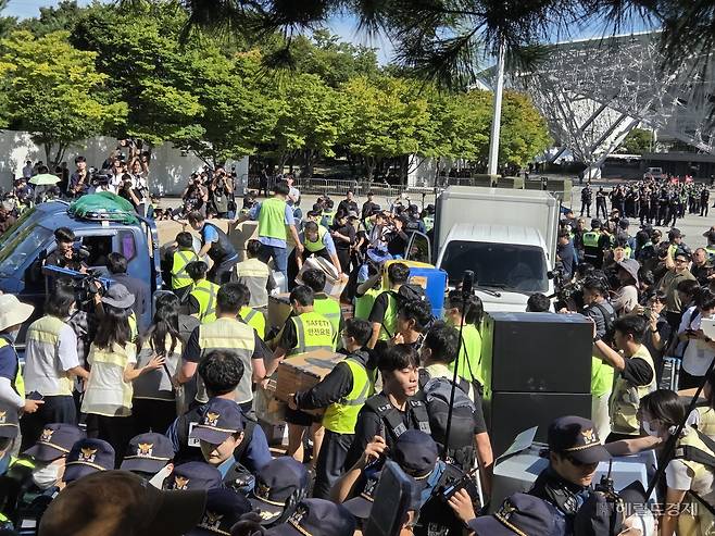 8일 오전 대한체육회 직원들이 서울 송파구 올림픽공원 핸드볼경기장에서 사무용품을 꺼내 차량에 싣고 있다. 이영기 기자
