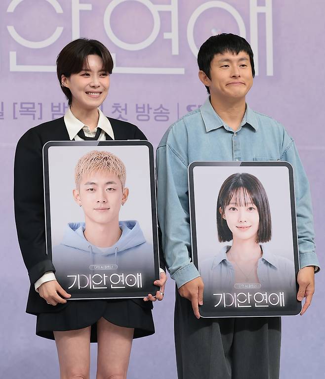 방송인 장도연과 기안84(오른쪽)가 지난 8월18일 서울 양천구 SBS목동에서 열린 SBS 국내 최초 AI 연애 서바이벌 ‘나의 AI 파트너-기이안 연애’ 제작발표회에 참석해 포즈를 취하고 있다. 뉴스1