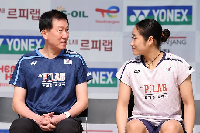 대한민국 배드민턴 대표팀 박주봉 감독(왼쪽)과 안세영이 8일 충북 진천 국가대표 선수촌에서 열린 2026 아이치·나고야 아시안게임 대한배드민턴협회 미디어데이에서 대화하고 있다. 진천=뉴시스