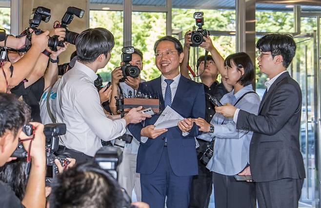 김승원 법무부 장관 후보자가 7일 서울 종로구 적선현대빌딩에 마련된 인사청문회 준비 사무실로 출근하고 있다. ⓒ시사저널 최준필