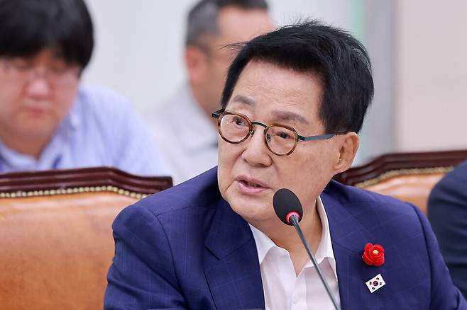 7월15일 국회에서 열린 법제사법위원회 전체회의에서 박지원 더불어민주당 의원이 질의하고 있다. ⓒ연합뉴스