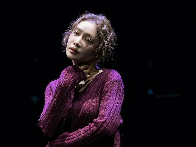 배우 김히어라가 수위 높은 대사와 과감한 표현을 소화하며 연극 '플리백'의 약 3개월간 여정을 마쳤다./사진제공=그램엔터테인먼트
