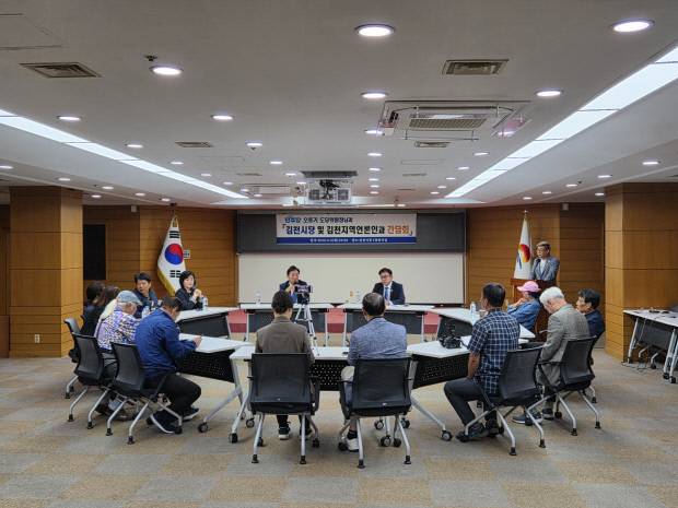 8일 김천시청회의실에서 더불어민주당 오중기 경북도당위원장과 황태성 김천지역위원장이 언론인들과 간담회를 하고 있다. 독자제공