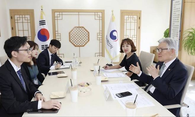 최동석 인사혁신처장이 9일 세종시 정부세종청사에서 싱가포르 인사행정처 연수단을 만나 인사행정 분야 협력에 대해 논의하고 있다. (출처: 인사혁신처)