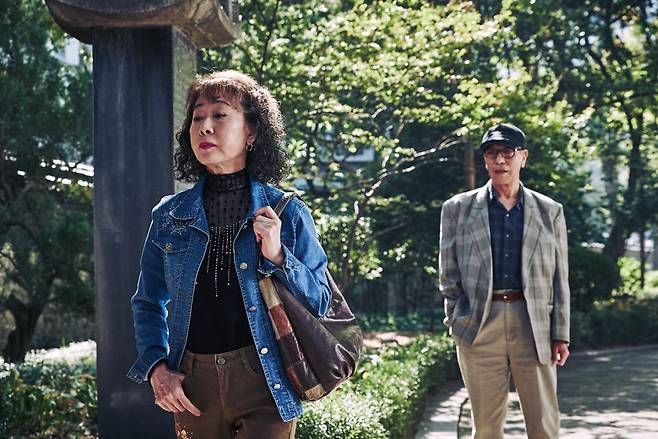노인 빈곤과 고령 여성의 성매매 문제를 다룬 이재용 감독의 영화 ‘죽여주는 여자(2016)’. 이 영화를 통해 이른바 ‘박카스 할머니’가 대중에 널리 알려졌다. 기사와는 관계 없음./스틸컷