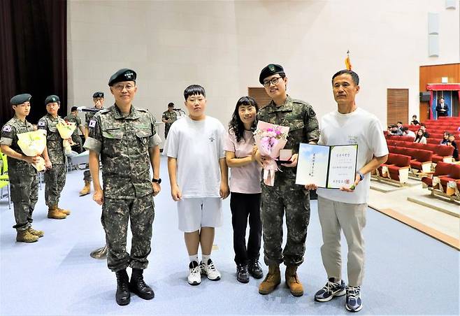 육군은 9일 전남 장성 육군보병학교에서 김규하(대장) 육군참모총장 주관으로 제2기 예비역 하사 임용식을 개최했다. 사진은 육군참모총장과 신임 예비역 하사, 가족들이 기념사진을 촬영하고 있는 모습. 육군 제공