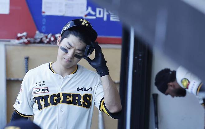 5일 광주 챔피언스필드에서 열린 2026 신한 SOL KBO리그 KIA 타이거즈와 KT위즈의 경기에서 1회말 기아 김도영이 삼진 아웃을 당한 뒤 더그아웃에서 아쉬워하고 있다. 2026.9.5 ⓒ 뉴스1 김태성 기자 /사진=뉴스1