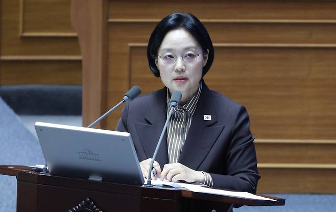 한성숙 국무총리가 9일 오후 국회 본회의 대정부질문에 출석해 이해식 더불어민주당 의원 질의에 답하고 있다. 김정효 기자 hyopd@hani.co.kr