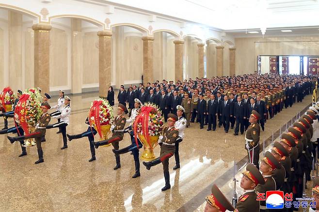 '공화국 창건' 78주년(정권수립 기념일·9·9절)을 맞아 북한 당과 정부의 간부 등이 8일 금수산태양궁전을 참배했다고 조선중앙통신이 9일 보도했다. 조선중앙통신 연합뉴스