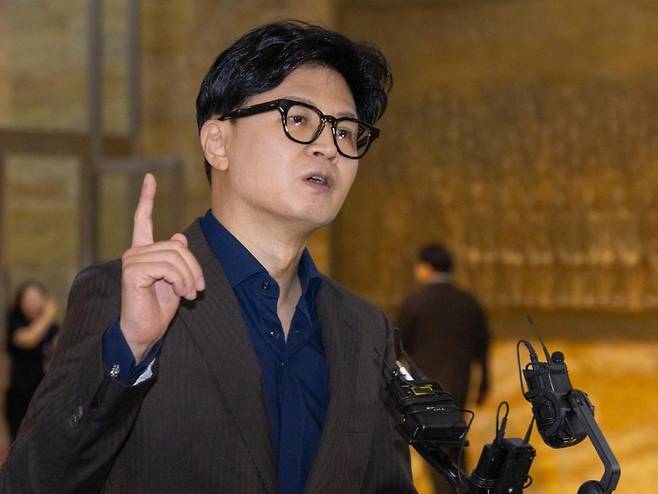 한동훈 무소속 의원이 그제(7일) 국회에서 열린 본회의에 참석하기 위해 국회 본청에 들어서다 취재진과 만나 김승원 법무부 장관 후보자 의혹과 관련한 의견을 말하고 있다.