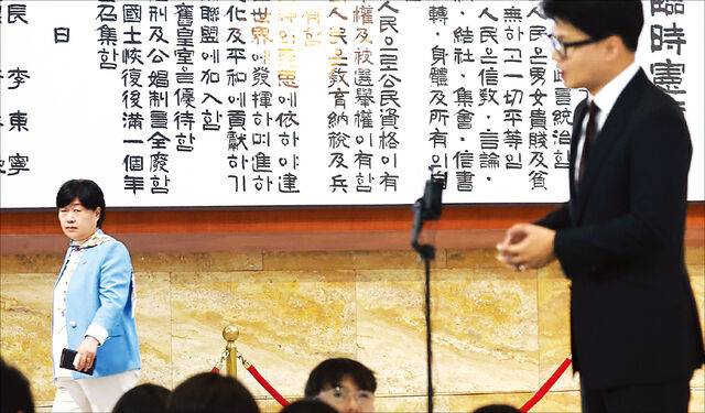 ‘김승원 저격수’ 한동훈 쏘아보는 서영교 국회 법제사법위원장인 서영교 더불어민주당 의원이 9일 국회 로텐더홀에서 김승원 법무부 장관 후보자와 관련해 취재진 질문에 답하는 한동훈 무소속 의원을 보며 지나가고 있다. 김 후보자 인사청문회 증인 채택을 위해 열린 국회 법사위 전체회의에서 국민의힘은 한 의원과 브로커 양모씨 등의 증인 채택을 요구했지만 민주당은 종결된 사건이라며 거부했다. 연합뉴스