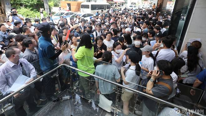티몬·위메프(이타 티메프) 판매대금 정산 지연 사태가 이어진 26일 피해자들이 서울 강남구 티몬 신사옥에서 환불을 받기 위해 대기하고 있다. 이번 정산 지연 사태로 판매자는 대금을 정산 받지 못해 자금 압박을 받고 있고 소비자는 상품 취소·환불이 안 될 경우에 대한 우려로 회사를 방문, 환불 신청을 하는 등으로 파장이 점점 커지고 있다. /사진=임한별(머니S)