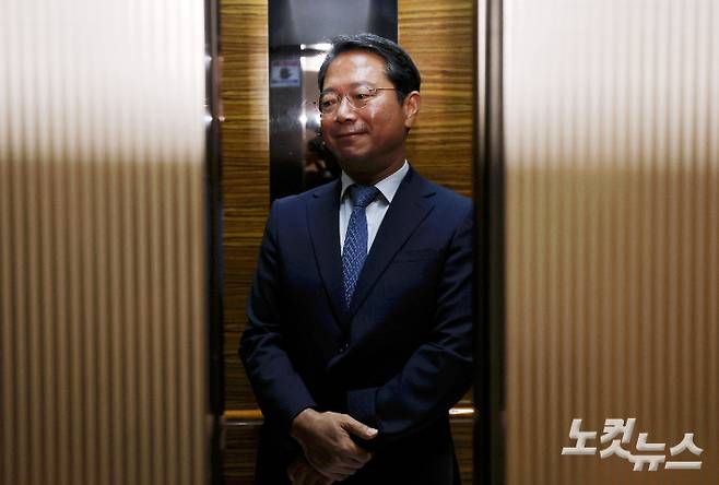 김승원 법무부 장관 후보자가 7일 오전 서울 종로구 적선현대빌딩에 마련된 인사청문회 준비 사무실로 출근하고 있다. 류영주 기자