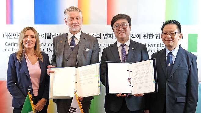 최휘영 문화체육관광부 장관이 7일 뤼미에르 서밋이 열리고 있는 프랑스 생폴드방스 마그 재단에서 알레산드로 줄리 이탈리아 문화부 장관을 만나 ‘한-이탈리아 영화 공동제작 협정’에 서명한 뒤 기념촬영을 하고 있다. 사진 제공=문체부