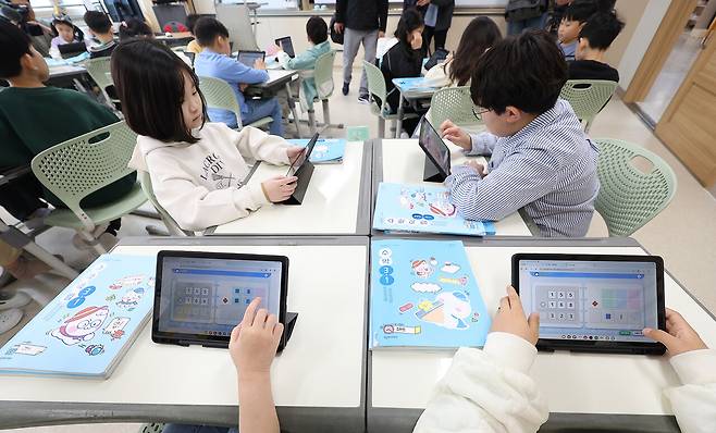 지난해 4월 대구광역시 한 초등학교 학생들이 수업 시간에 인공지능 디지털 교과서(AIDT)로 공부하고 있다. Ⓒ연합뉴스