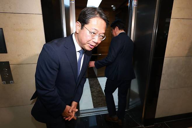 김승원 법무부 장관 후보자가 7일 서울 종로구 적선현대빌딩에 마련된 인사청문회 준비 사무실로 출근하고 있다. ⓒ시사저널 최준필