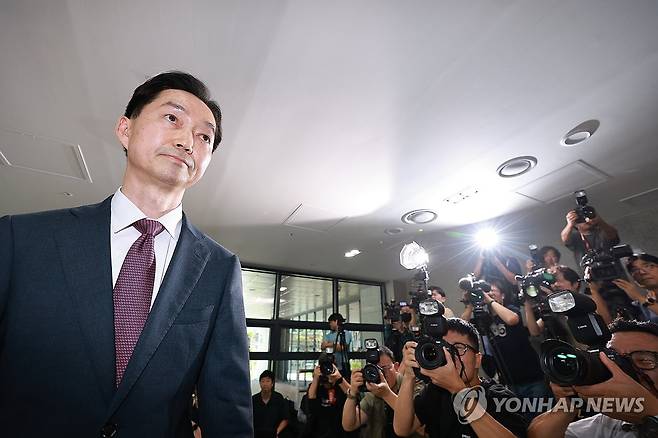 김지용 중대범죄수사청장 후보자 (서울=연합뉴스) 서대연 기자 = 중대범죄수사청장 후보로 지명된 김지용 변호사가 지난 8일 서울 종로구 정부서울청사 창성동 별관에 마련된 인사청문회 준비 사무실로 출근하고 있다. 2026.9.8 dwise@yna.co.kr