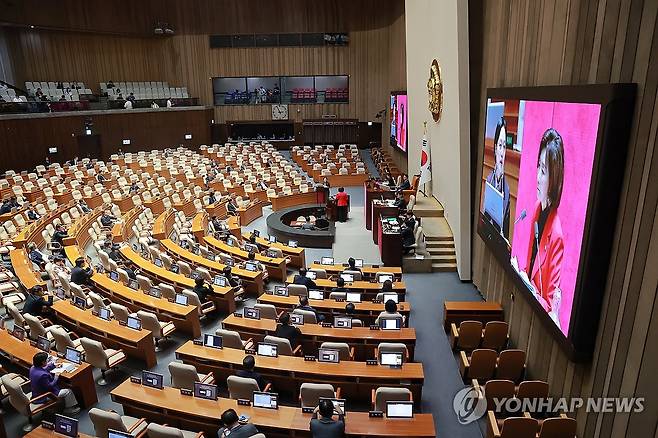 대정부질문 시작 (서울=연합뉴스) 신현우 기자 = 한성숙 국무총리가 9일 국회에서 열린 정치 분야 대정부질문에서 국민의힘 나경원 의원 질문에 답하고 있다. 2026.9.9 nowwego@yna.co.kr