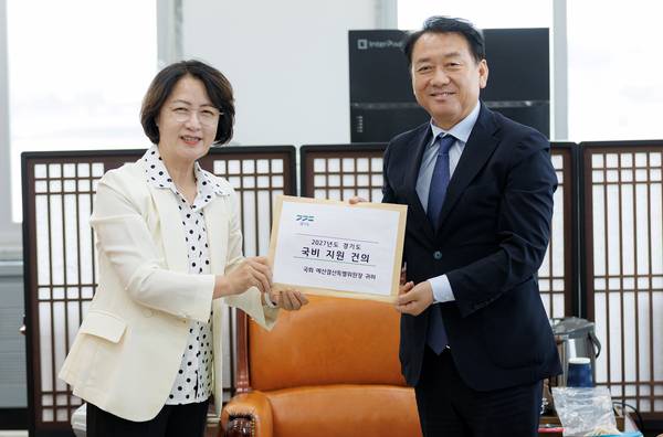 지난 9일 오후 서울 여의도 국회 예결위원장실에서 추미애 경기도지사가 이광재 예결위원장에게 국비지원 건의문을 전달하고 있다. 2026.9.9 /경기도 제공