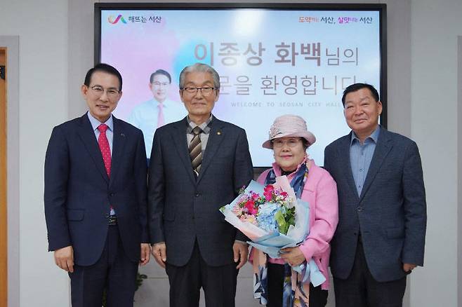 우리나라를 대표하는 한국화가이자 5천원권 율곡 이이와 5만원권 신사임당의 영정을 그린 일랑(一浪) 이종상 화백의 2023년 서산시 방문 당시 모습(사진=서산시 제공)
