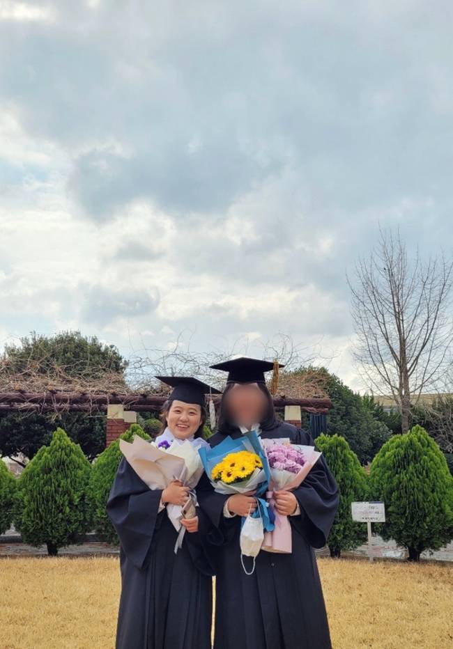 이다솔(오른쪽) 덕분에 졸업한 김윤지(왼쪽). /김윤지