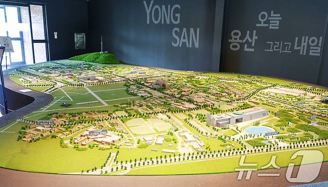 서울 용산구 장교숙소5단지 내 홍보관에 설치된 용산가족공원 모형의 모습. 2026.8.25 ⓒ 뉴스1 이호윤 기자