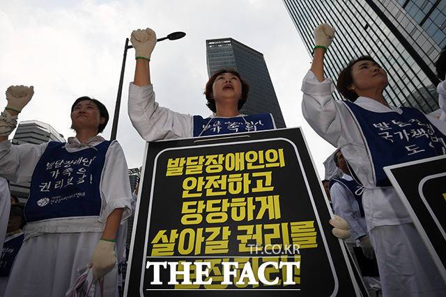 2023년 6월14일 전국장애인부모연대와 대한불교조계종 사회노동위원회 회원들이 서울 용산구 용산역 앞에서 '발달장애인 전 생애 권리기반 지원체계 구축 촉구 욕백인의 오체투지'에서 구호를 외치고 있다. /더팩트DB