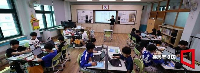 백인규 서울가동초등학교 교사가 18일 인공지능(AI)을 활용해 직접 제작한 교육 프로그램으로 학생들에게 국어 과목을 가르치고 있다. 윤동주 기자