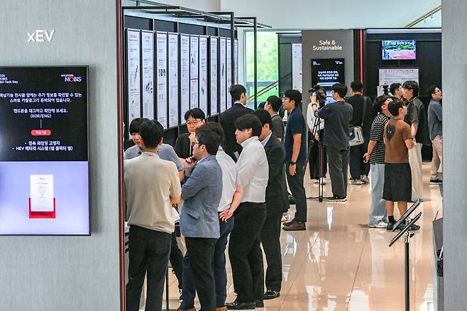 경기도 용인시 기술연구소에서 열리고 있는 '2026 현대모비스 R&D 테크데이'를 방문한 업계 관계자들이 전시품을 관람하고 있다. 현대모비스 제공