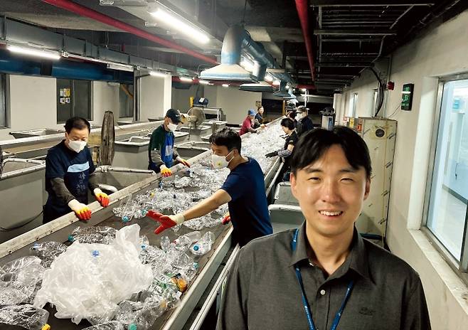 김준영 주무관이 강남구 율현동 강남환경자원센터 내 플라스틱 선별 작업장에서 환하게 웃고 있다.