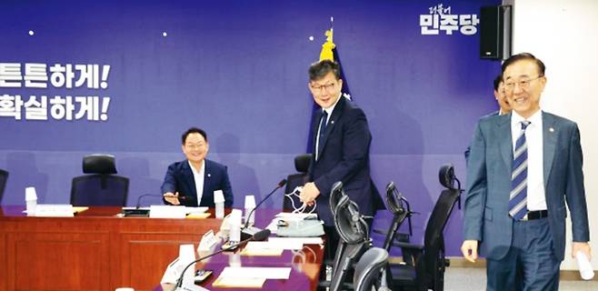 김윤덕 국토교통부 장관이 지난달 19일 국회 의원회관에서 열린 부동산 관련 비공개 당정협의에 참석하고 있다. 김정효 기자 hyopd@hani.co.kr
