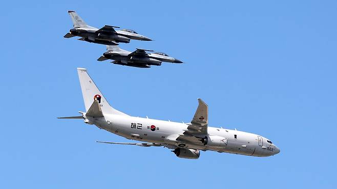 정부가 호르무즈해협에 P-8A 해상초계기, 군수지원함, 폭발물처리(EOD) 전력 등을 파병하는 방안을 검토 중인 것으로 알려졌다. 사진은 2024년 9월 25일 경기 성남시 서울공항에서 열린 '건군 76주년 국군의 날' 미디어데이에서 비행하는 해군 초계기 모습. 뉴시스