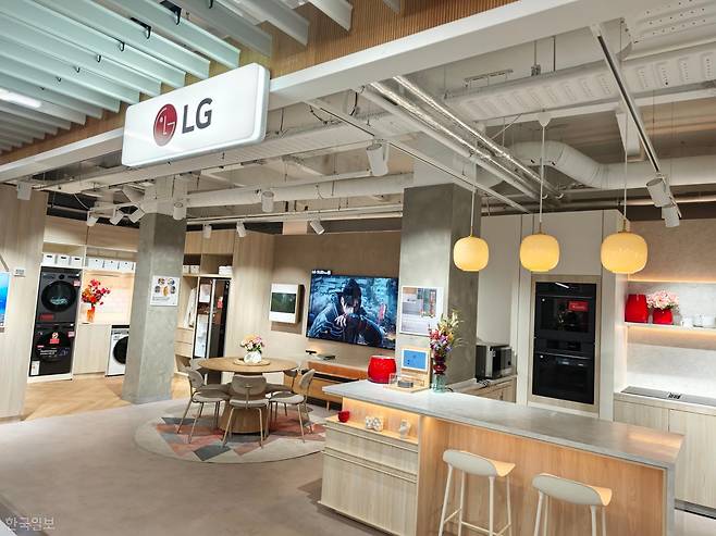 7일 네덜란드 로테르담 중심가 전자제품 양판점 '미디어마크트 테크 빌리지'의 LG전자 매장. 73㎡(약 22평) 안팎 크기의 유럽식 주택 환경을 구현하고 LG전자 제품을 배치했다. 로테르담=김진욱 기자