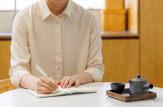 아침에 일어나 감사한 일을 하나라도 생각하거나 적어보는 것은 하루를 긍정적으로 시작하는 데 도움이 될 수 있다./사진=클립아트코리아